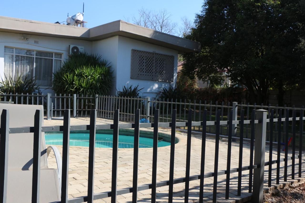 Indigo Moon Guesthouse Лихтенбург Экстерьер фото